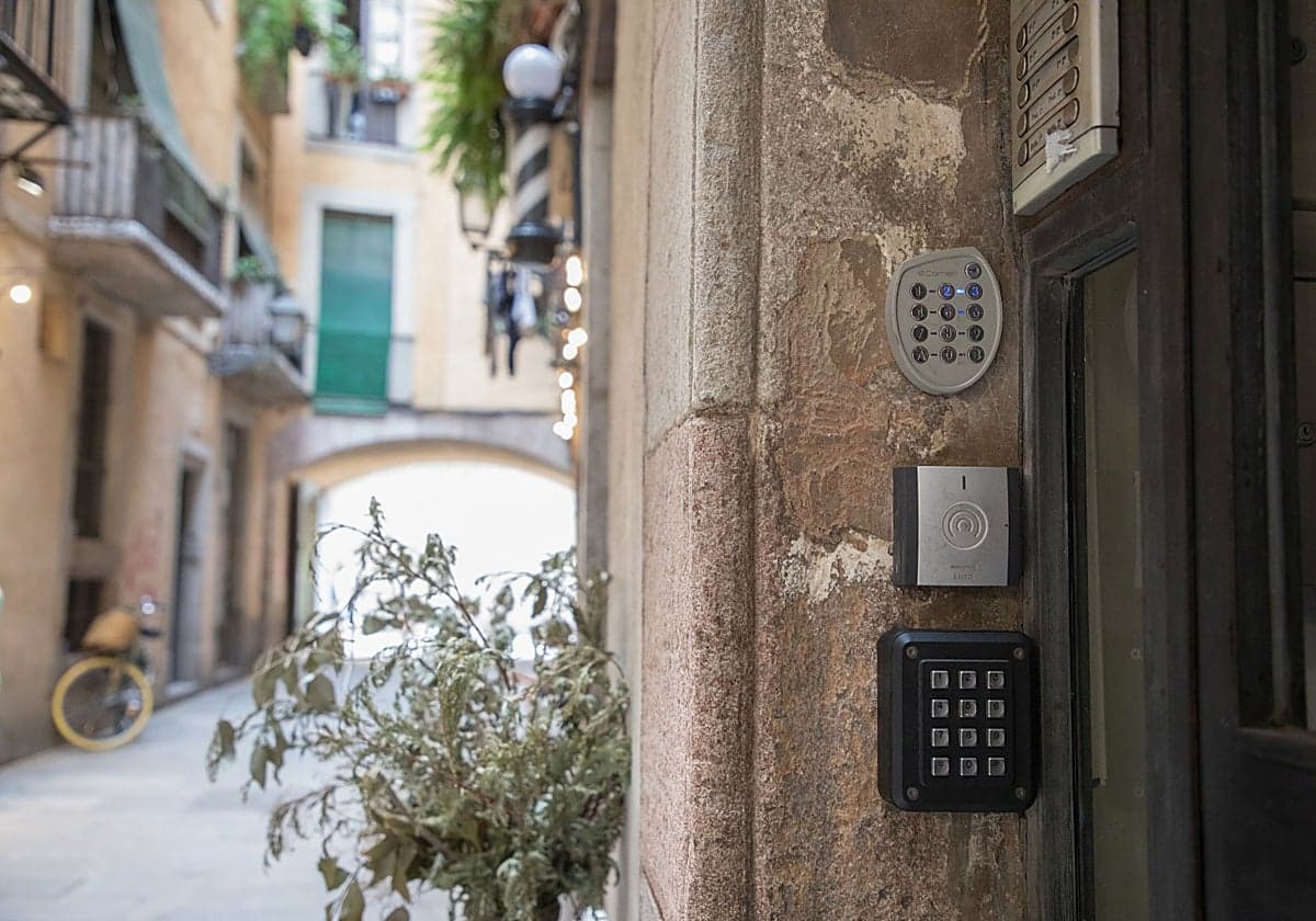 Consumo exige la retirada de 8.300 anuncios de pisos turísticos de dos plataformas por incumplir el decreto de vivienda