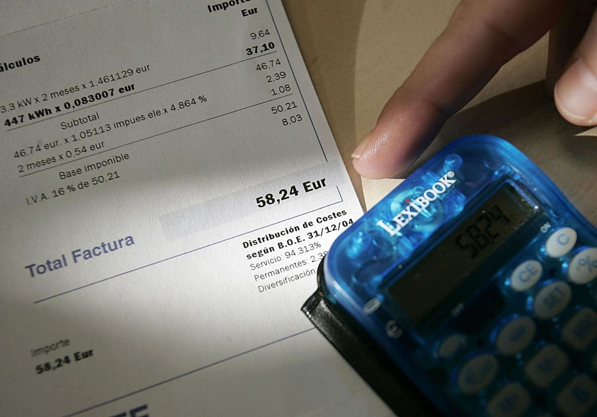 El número de consumidores acogidos al PVPC de la luz acelera su caída y apenas representa ya el 27,4%