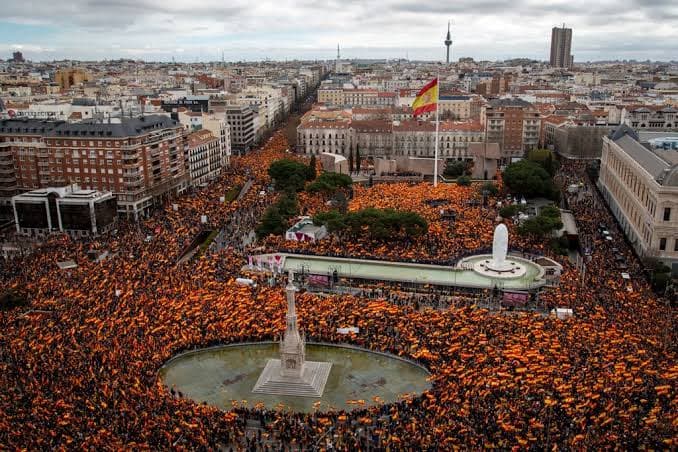 España, manifestaciones en cientos de ciudades por Ceuta: tensiones y protestas contra el gobierno Sánchez
