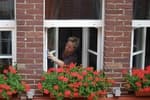 Adiós a sacudir el felpudo por la ventana: las multas ya llegan a 3.000 euros