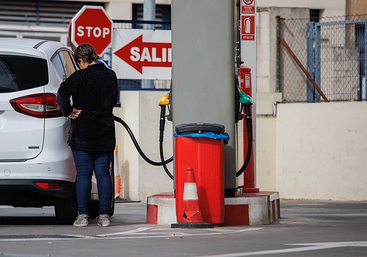 Agosto arranca con el litro de diésel de nuevo en los 2 euros en Euskadi