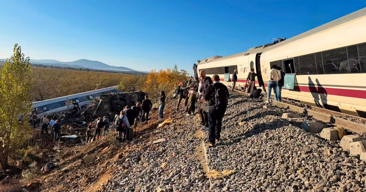 España, choque entre dos trenes de alta velocidad en Toledo: al menos 30 muertos, vagones caen por un barranco