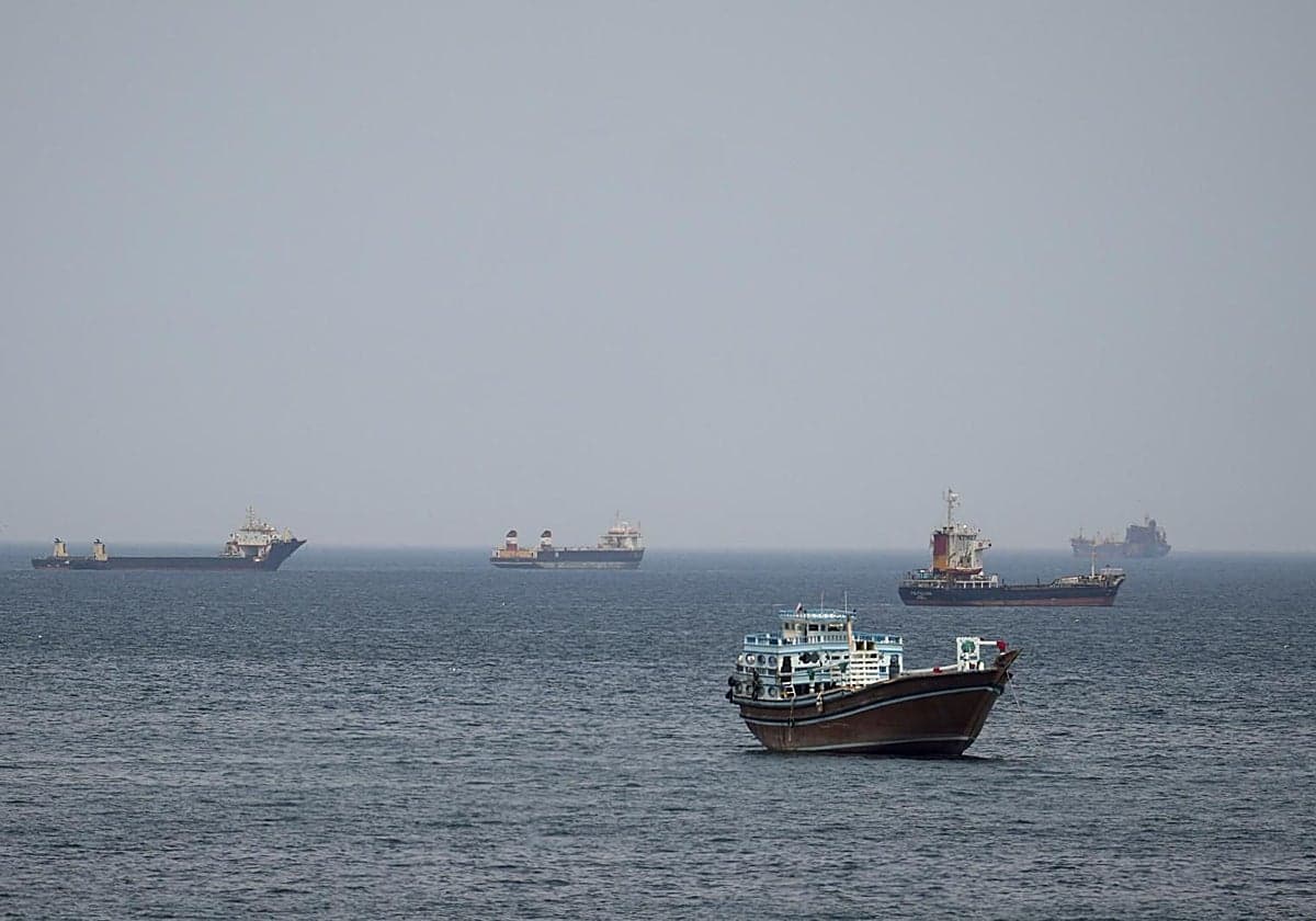 Mercancías valoradas en 110.000 millones de euros esperan para pasar por el estrecho de Ormuz