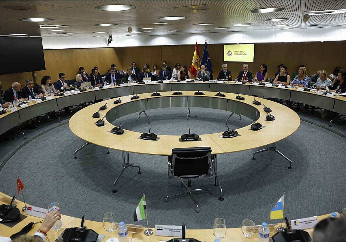 Hacienda vuelve a ofrecer a las comunidades un déficit del 0,1% que el PP rechaza