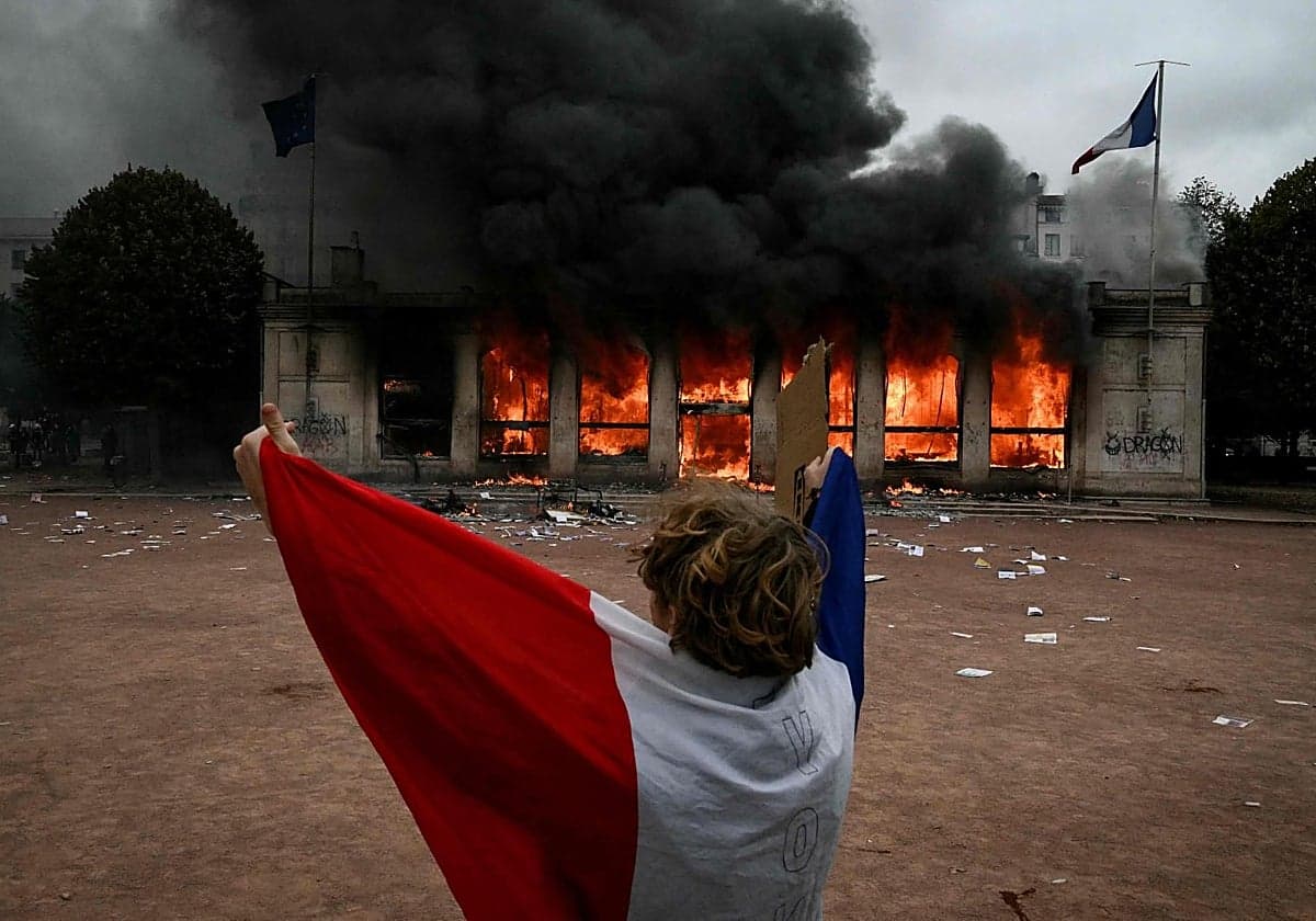 La prima de riesgo de Francia se dispara y la Bolsa se hunde en plena oleada de disturbios
