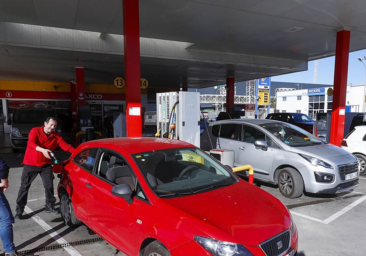 El Gobierno extiende la vigilancia sobre las petroleras y el precio de los combustibles hasta fin de año